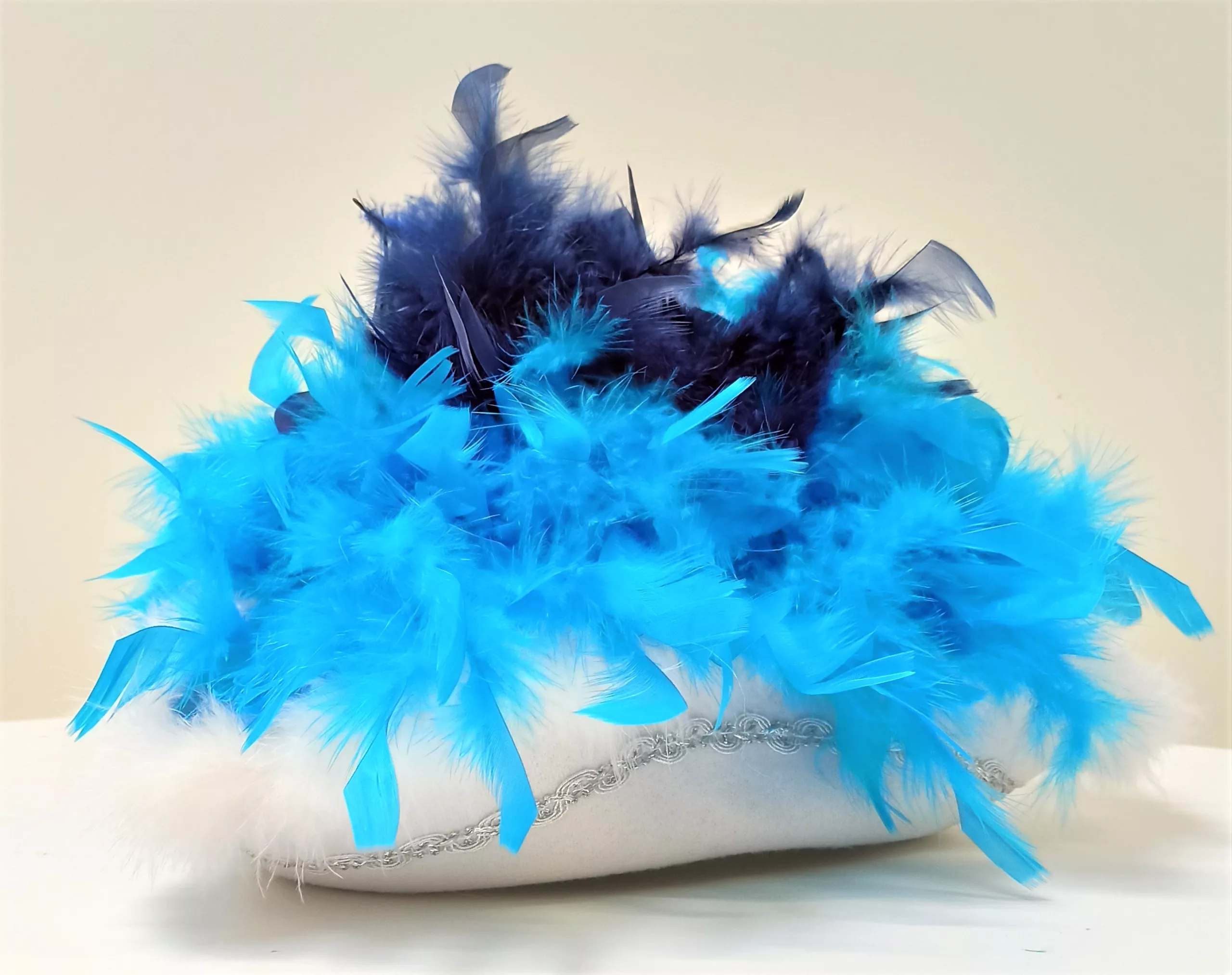 Funkenhut mit Silberborte, weiß, türkis-blau Boa